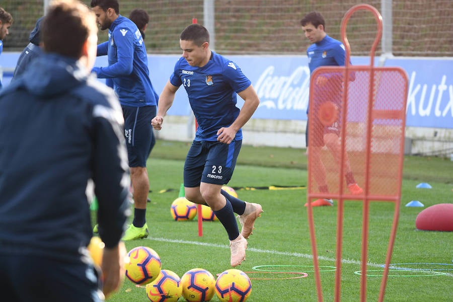 La Rea Sociedad se ha ejercitado en Zubieta con la mejor de las noticias. Luca Sangalli se ejercita con sus compañeros por primera vez desde que el 31 se octubre sufriera un ictus. Además de con la novedad del donostiarra, Garitano cuenta en el entrenamiento con los canteranos Le Normand, Barrenetxea, Lapeña, Muñoz, Pecharroman y Sola.