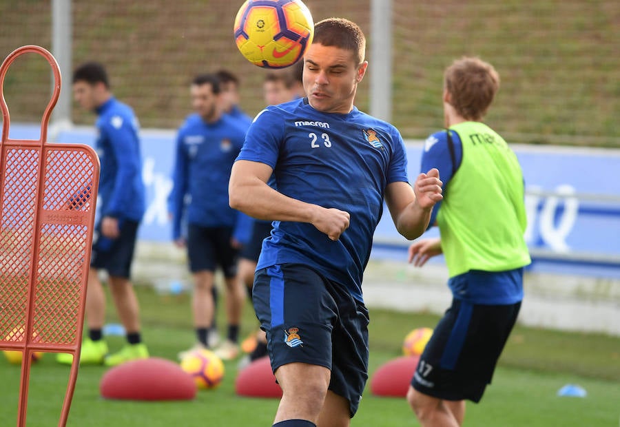 La Rea Sociedad se ha ejercitado en Zubieta con la mejor de las noticias. Luca Sangalli se ejercita con sus compañeros por primera vez desde que el 31 se octubre sufriera un ictus. Además de con la novedad del donostiarra, Garitano cuenta en el entrenamiento con los canteranos Le Normand, Barrenetxea, Lapeña, Muñoz, Pecharroman y Sola.