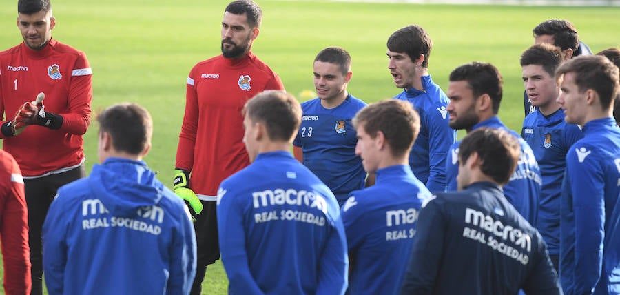 La Rea Sociedad se ha ejercitado en Zubieta con la mejor de las noticias. Luca Sangalli se ejercita con sus compañeros por primera vez desde que el 31 se octubre sufriera un ictus. Además de con la novedad del donostiarra, Garitano cuenta en el entrenamiento con los canteranos Le Normand, Barrenetxea, Lapeña, Muñoz, Pecharroman y Sola.