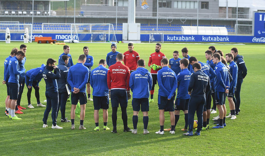 La Rea Sociedad se ha ejercitado en Zubieta con la mejor de las noticias. Luca Sangalli se ejercita con sus compañeros por primera vez desde que el 31 se octubre sufriera un ictus. Además de con la novedad del donostiarra, Garitano cuenta en el entrenamiento con los canteranos Le Normand, Barrenetxea, Lapeña, Muñoz, Pecharroman y Sola.