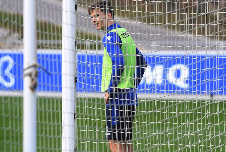 La Rea Sociedad se ha ejercitado en Zubieta con la mejor de las noticias. Luca Sangalli se ejercita con sus compañeros por primera vez desde que el 31 se octubre sufriera un ictus. Además de con la novedad del donostiarra, Garitano cuenta en el entrenamiento con los canteranos Le Normand, Barrenetxea, Lapeña, Muñoz, Pecharroman y Sola.