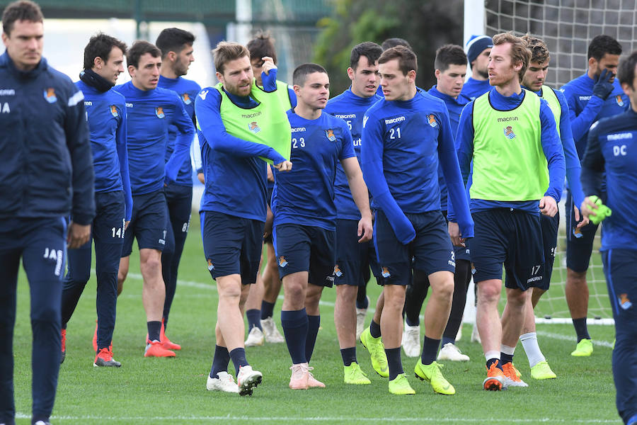 La Rea Sociedad se ha ejercitado en Zubieta con la mejor de las noticias. Luca Sangalli se ejercita con sus compañeros por primera vez desde que el 31 se octubre sufriera un ictus. Además de con la novedad del donostiarra, Garitano cuenta en el entrenamiento con los canteranos Le Normand, Barrenetxea, Lapeña, Muñoz, Pecharroman y Sola.