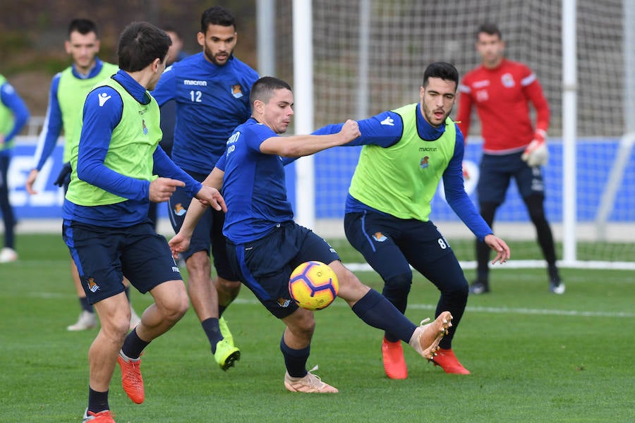 La Rea Sociedad se ha ejercitado en Zubieta con la mejor de las noticias. Luca Sangalli se ejercita con sus compañeros por primera vez desde que el 31 se octubre sufriera un ictus. Además de con la novedad del donostiarra, Garitano cuenta en el entrenamiento con los canteranos Le Normand, Barrenetxea, Lapeña, Muñoz, Pecharroman y Sola.