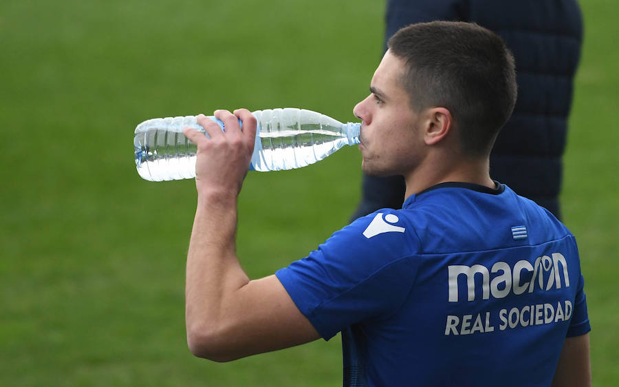 La Rea Sociedad se ha ejercitado en Zubieta con la mejor de las noticias. Luca Sangalli se ejercita con sus compañeros por primera vez desde que el 31 se octubre sufriera un ictus. Además de con la novedad del donostiarra, Garitano cuenta en el entrenamiento con los canteranos Le Normand, Barrenetxea, Lapeña, Muñoz, Pecharroman y Sola.