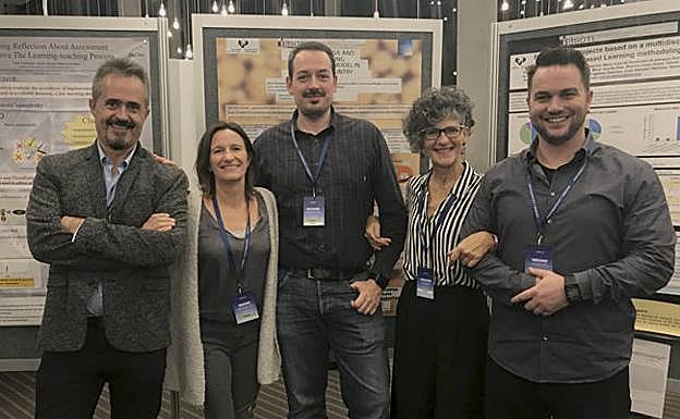 Ezkerretik eskuinera, Mikel Garmendia, Mirari Ayerbe, Mikel Villamañe, Elena Diaz eta Edorta Santos EHUko irakasleak