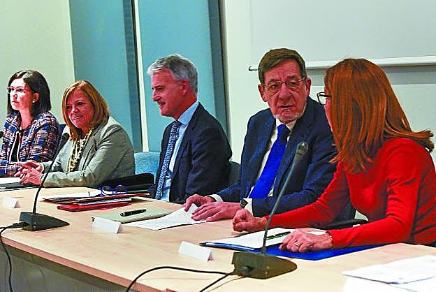 Landaida, Gallastegui, Subijana, Ibarra y Zuriarrain, antes del comienzo de la reunión. 