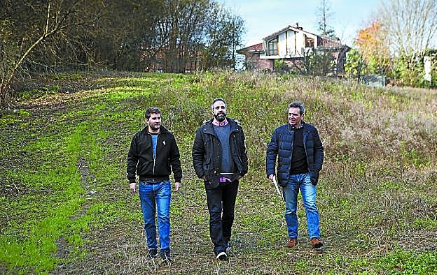 De acuerdo. David Soto, Jokin Melida y Xabier Iridoy, en los terrenos de Txenperenea Oeste.