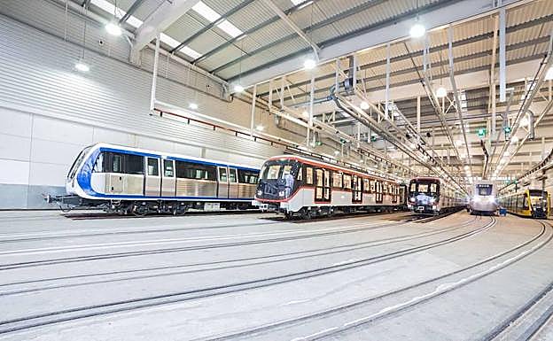 Vagones de tren en construcción en la CAF de Beasain, en una imagen de archivo.