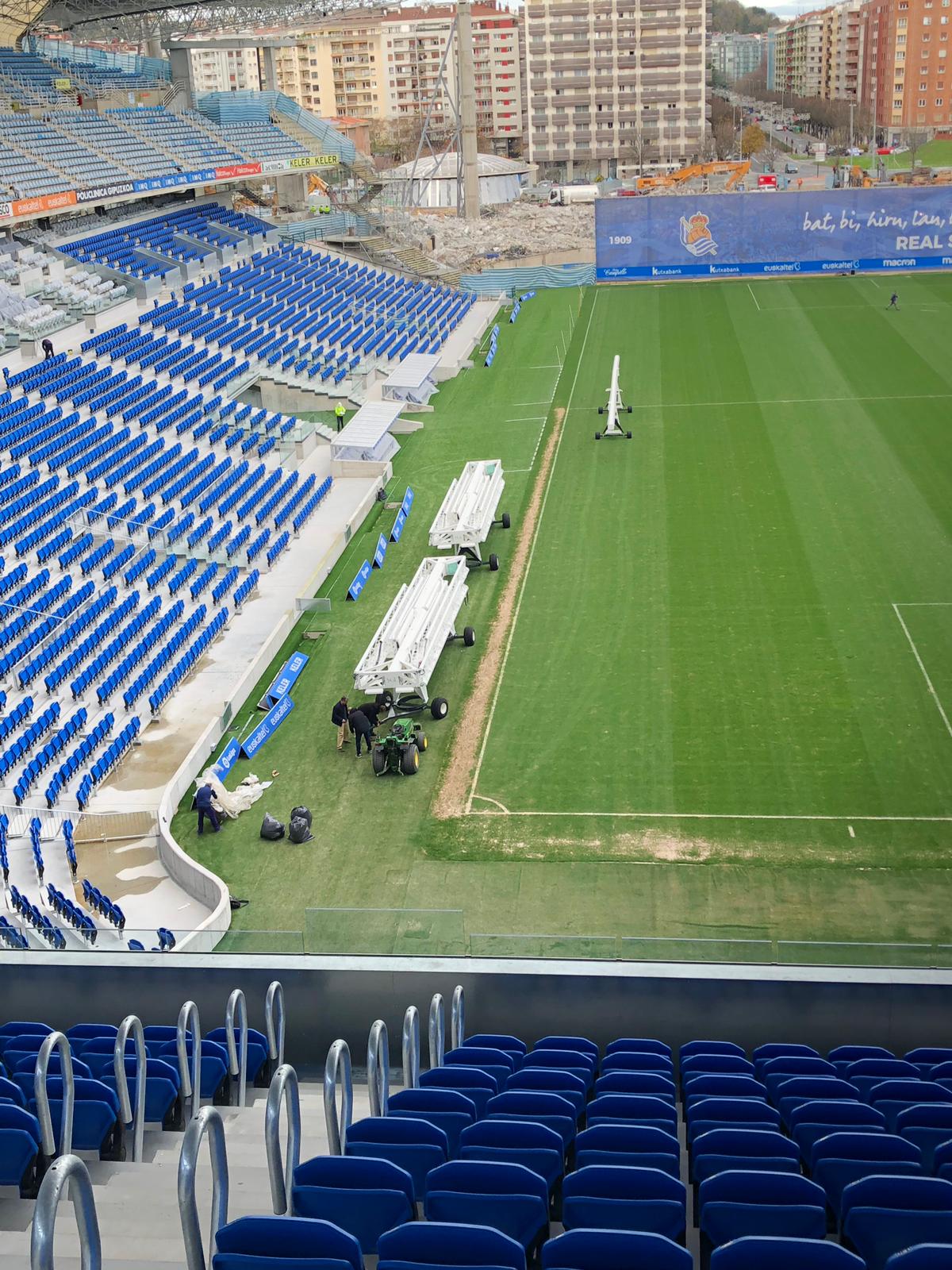 La Real Sociedad está probando calefactores para que el césped de Anoeta esté en las mejores condiciones. La nueva estructura del estadio dificulta que los rayos del sol alcancen a todo el terreno de juego y las lámparas LED permiten acelerar la fotosínteis y favorecer el crecimiento de la hierba.
