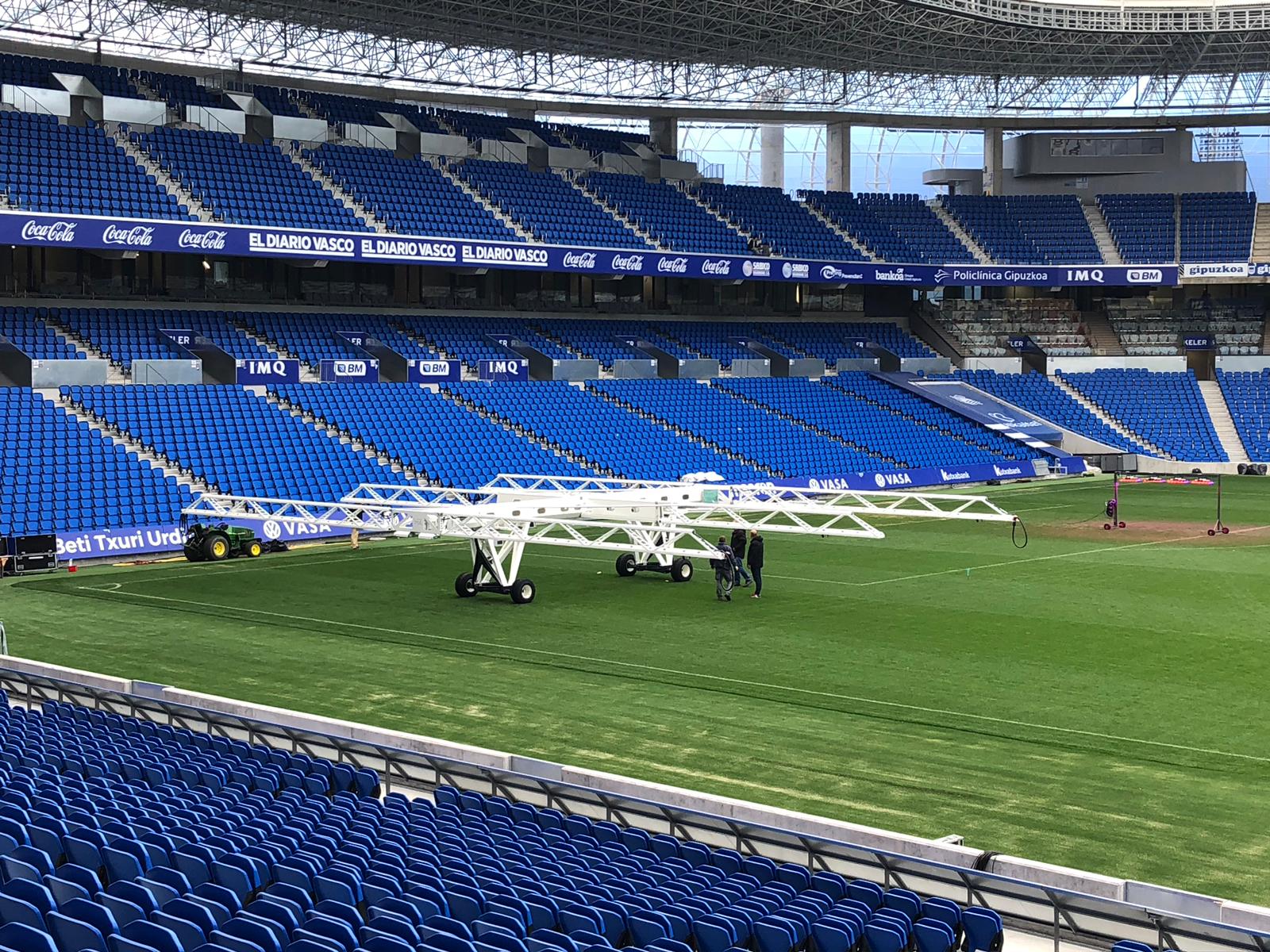 La Real Sociedad está probando calefactores para que el césped de Anoeta esté en las mejores condiciones. La nueva estructura del estadio dificulta que los rayos del sol alcancen a todo el terreno de juego y las lámparas LED permiten acelerar la fotosínteis y favorecer el crecimiento de la hierba.