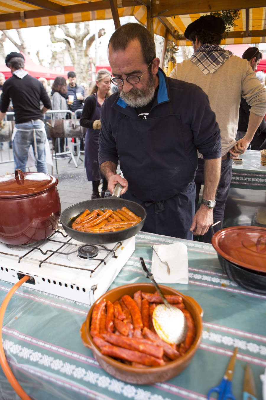 En la Plaza de Urdanibia se ha celebrado la tradicional feria de Santo Tomás con el concurso de Verduras, Animales y Miel y con la actuación de grupos de Dantza y Trikitixas.