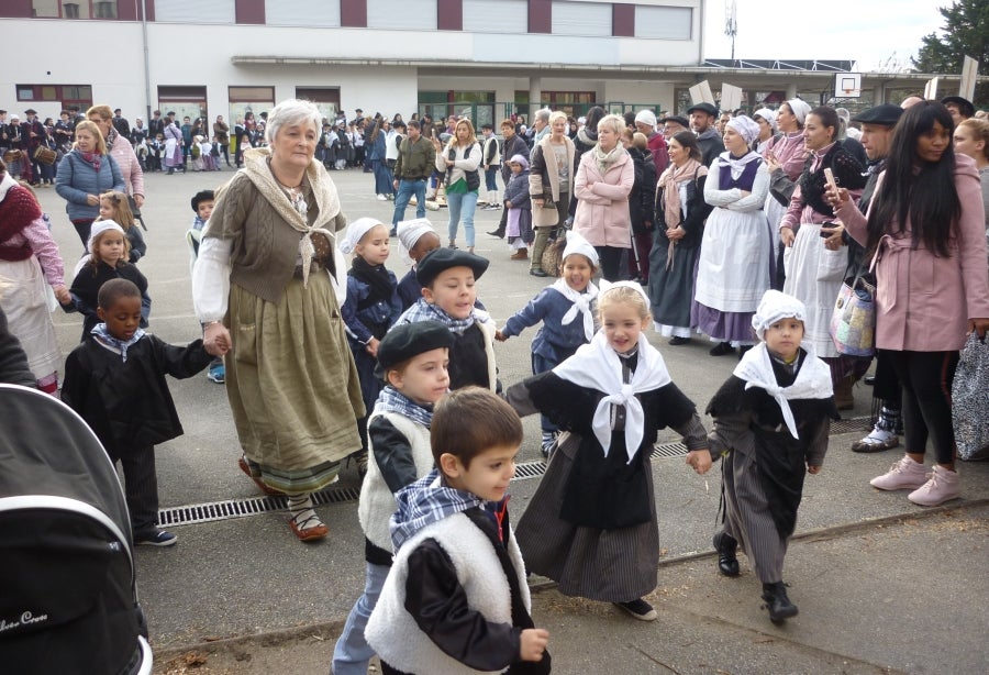 El carbonero anuncia, de este modo, su llegada con antelación gracias a una iniciativa puesta en marcha por el colegio público Karmengo Ama, que también ha planeado festejar su particular Santo Tomás en el patio de recreo y, lo más importante, en familia.