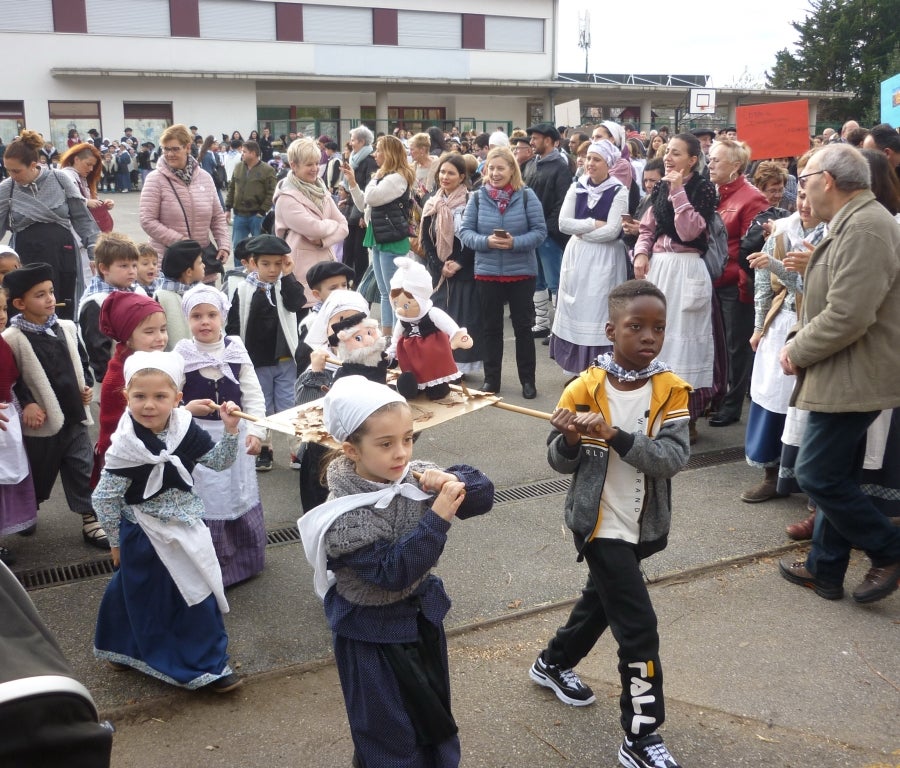 El carbonero anuncia, de este modo, su llegada con antelación gracias a una iniciativa puesta en marcha por el colegio público Karmengo Ama, que también ha planeado festejar su particular Santo Tomás en el patio de recreo y, lo más importante, en familia.