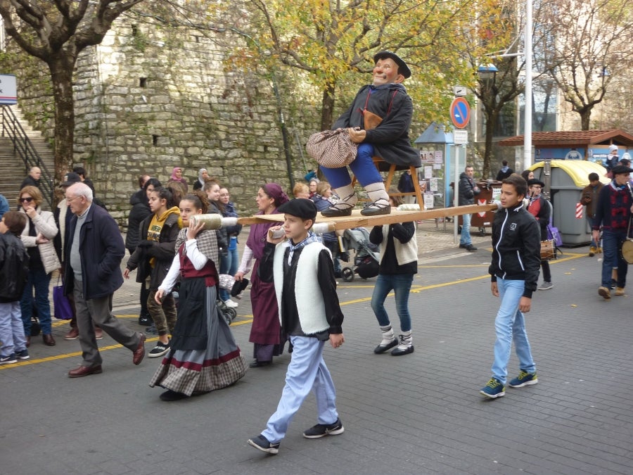 El carbonero anuncia, de este modo, su llegada con antelación gracias a una iniciativa puesta en marcha por el colegio público Karmengo Ama, que también ha planeado festejar su particular Santo Tomás en el patio de recreo y, lo más importante, en familia.