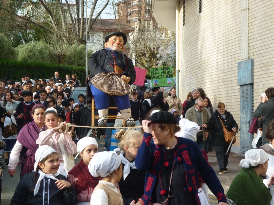 El carbonero anuncia, de este modo, su llegada con antelación gracias a una iniciativa puesta en marcha por el colegio público Karmengo Ama, que también ha planeado festejar su particular Santo Tomás en el patio de recreo y, lo más importante, en familia.