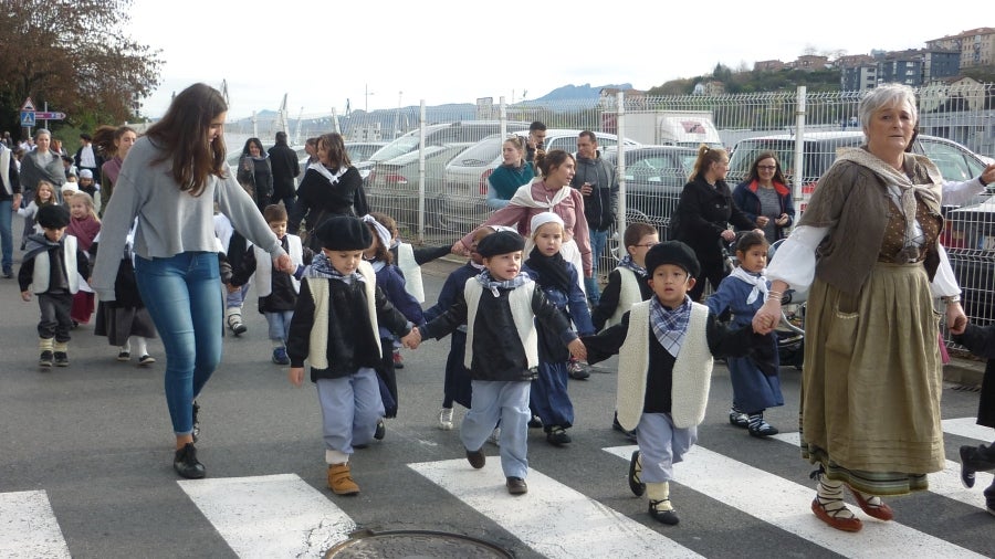 El carbonero anuncia, de este modo, su llegada con antelación gracias a una iniciativa puesta en marcha por el colegio público Karmengo Ama, que también ha planeado festejar su particular Santo Tomás en el patio de recreo y, lo más importante, en familia.