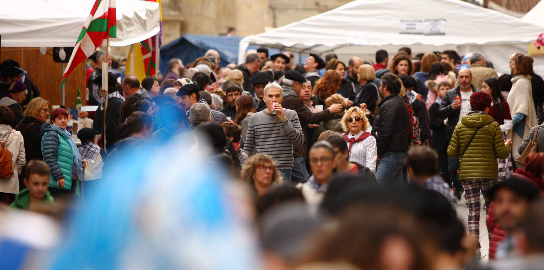 Gran ambiente por las calles de la localidad, donde ha reinado la txistorra y la sidra