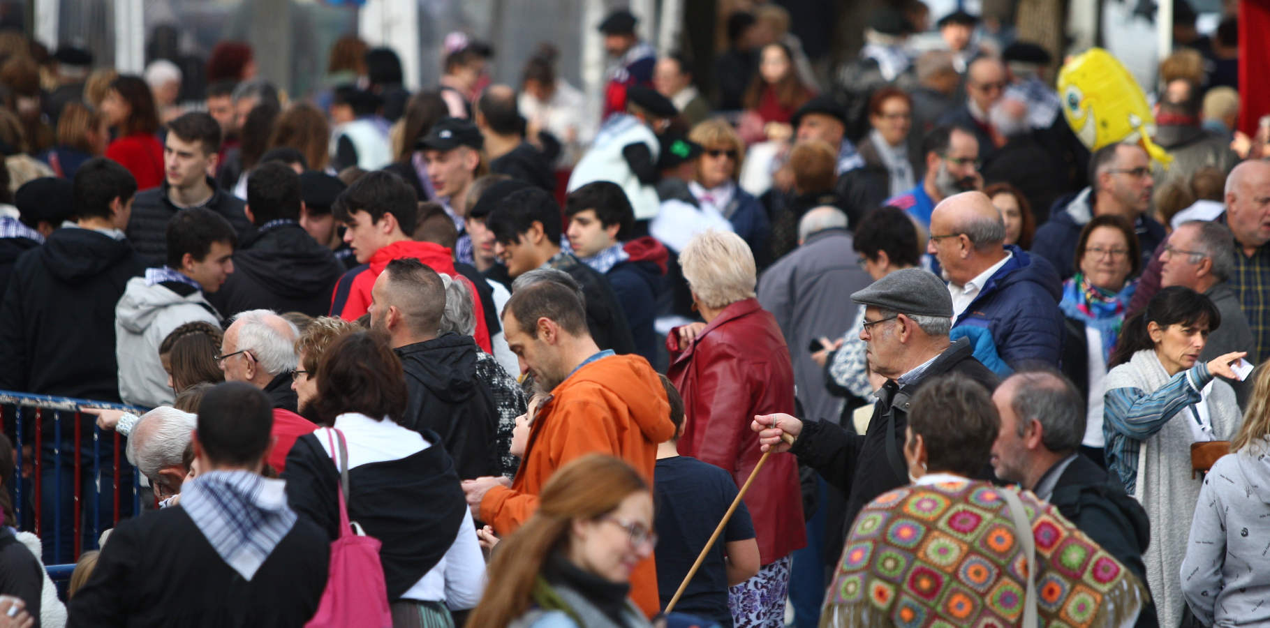 Gran ambiente por las calles de la localidad, donde ha reinado la txistorra y la sidra