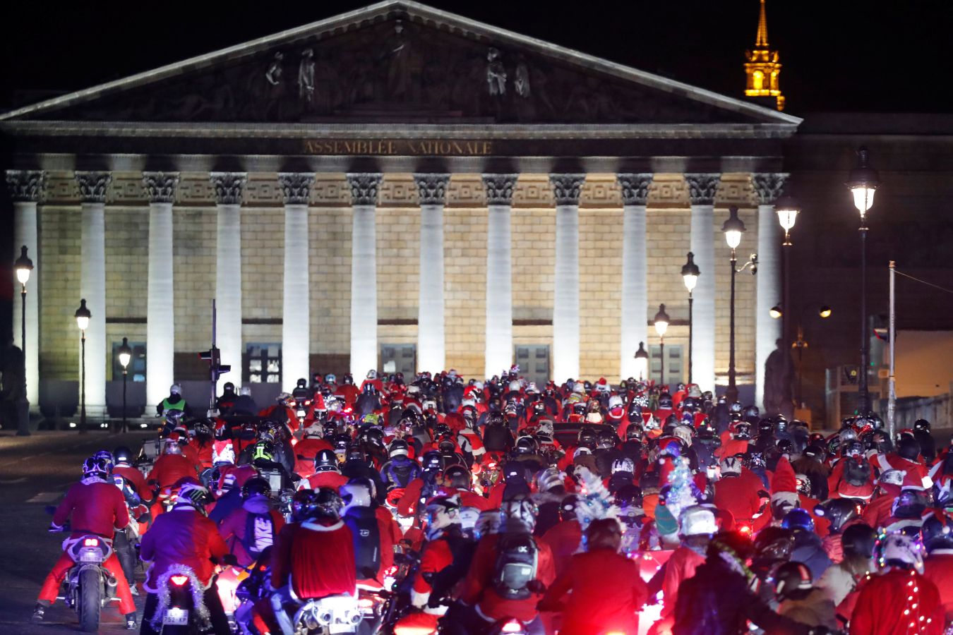 París acoge su anual 'Carabalade', la concentración de motoristas ataviados de Santa Claus