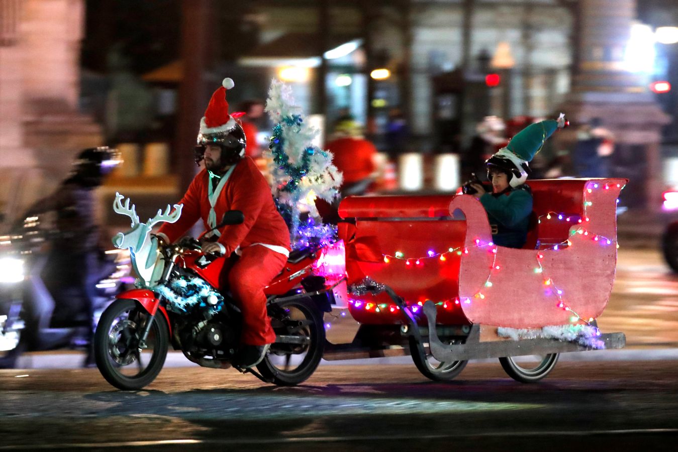 París acoge su anual 'Carabalade', la concentración de motoristas ataviados de Santa Claus