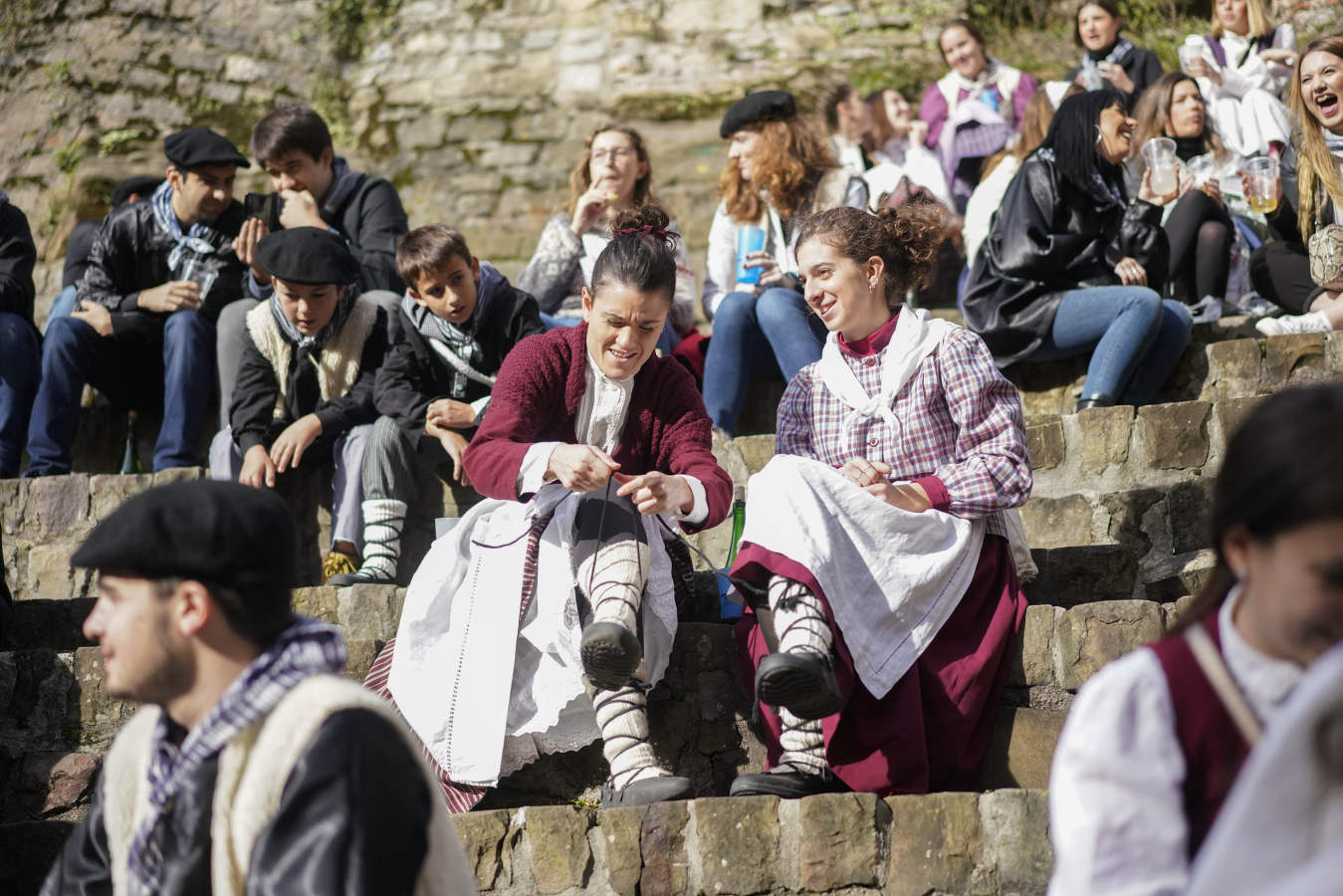 Gran ambiente en las calles de San Sebastián. Niños y mayores disfrutan de Día de Santo Tomás entre talos y txistorra.