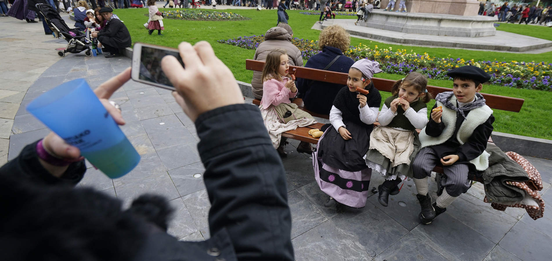 Gran ambiente en las calles de San Sebastián. Niños y mayores disfrutan de Día de Santo Tomás entre talos y txistorra.