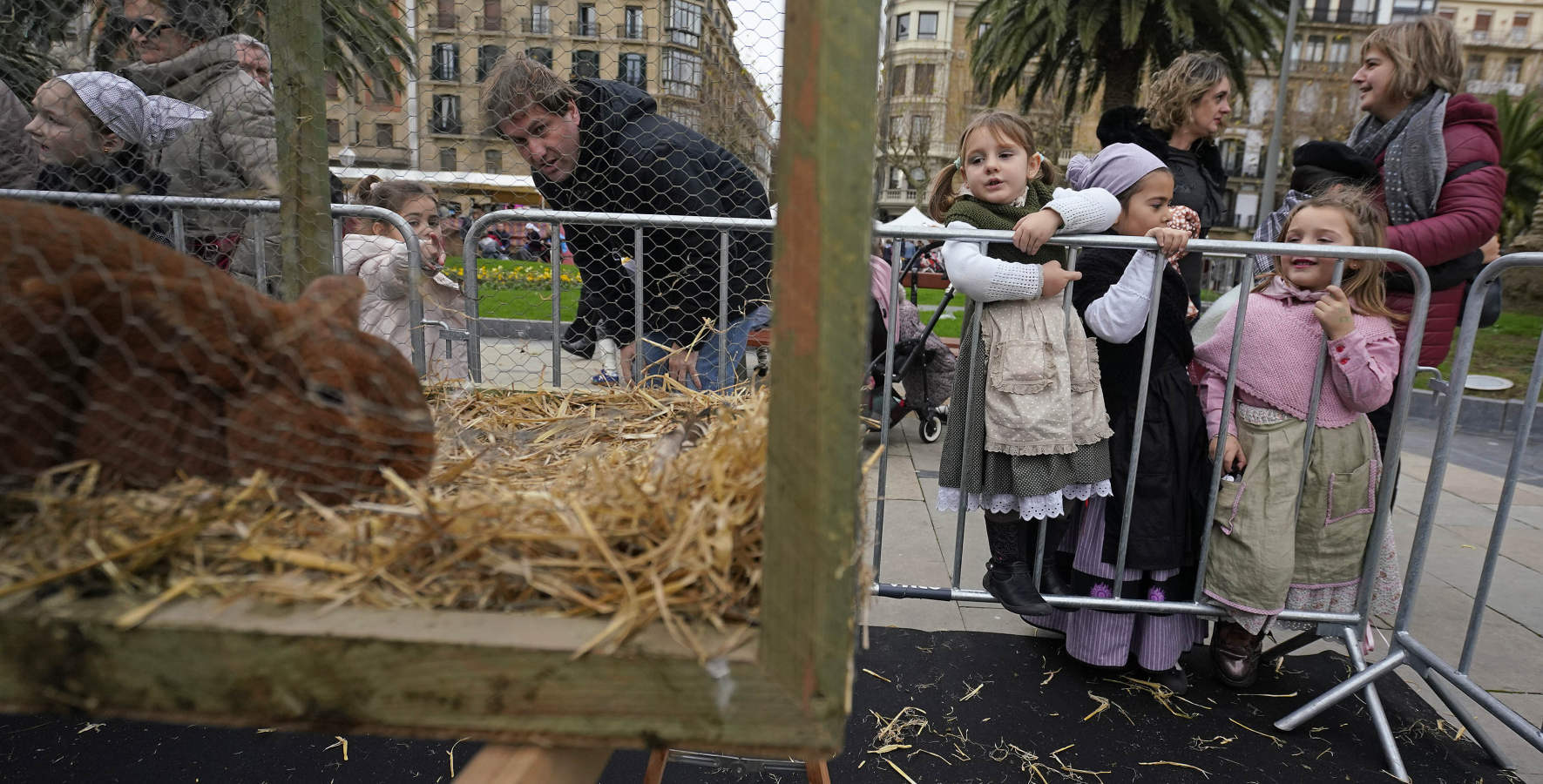 Gran ambiente en las calles de San Sebastián. Niños y mayores disfrutan de Día de Santo Tomás entre talos y txistorra.