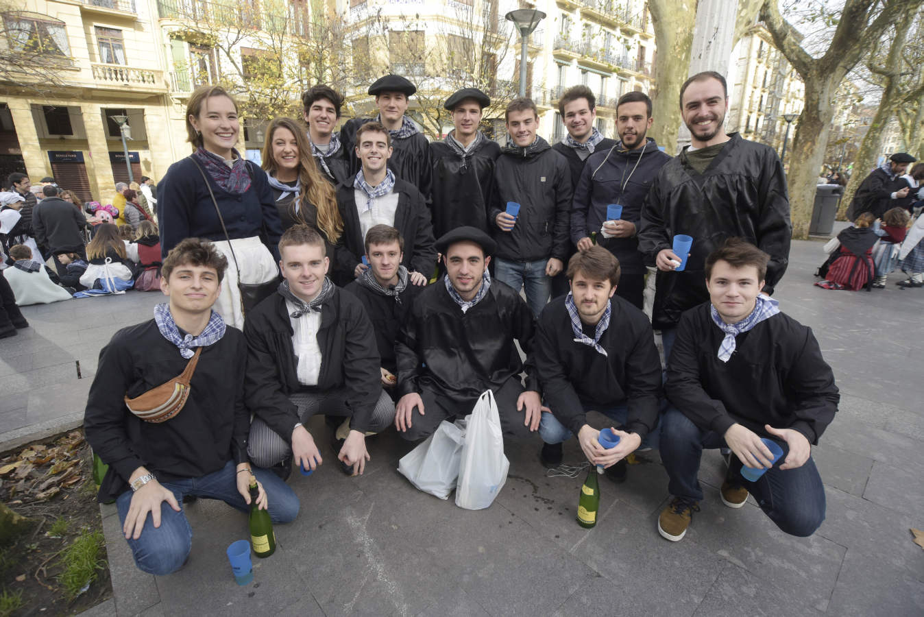 Gran ambiente en las calles de San Sebastián. Niños y mayores disfrutan de Día de Santo Tomás entre talos y txistorra.