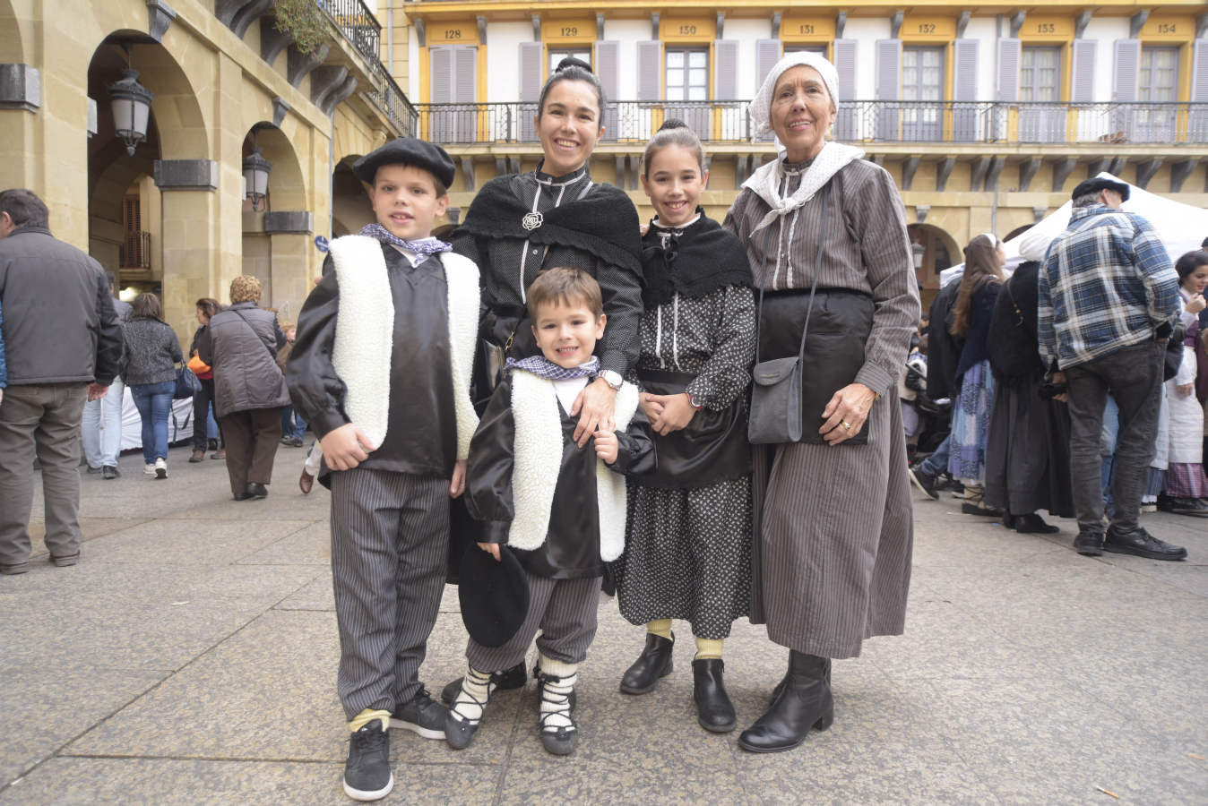 Gran ambiente en las calles de San Sebastián. Niños y mayores disfrutan de Día de Santo Tomás entre talos y txistorra.