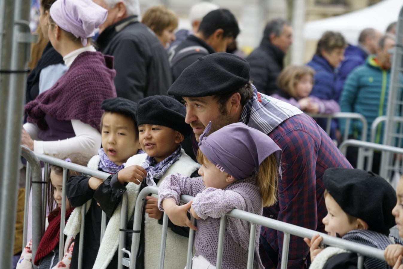 Gran ambiente en las calles de San Sebastián. Niños y mayores disfrutan de Día de Santo Tomás entre talos y txistorra.