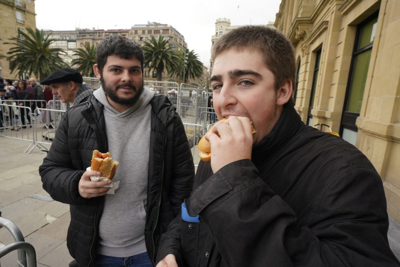 Gran ambiente en las calles de San Sebastián. Niños y mayores disfrutan de Día de Santo Tomás entre talos y txistorra.