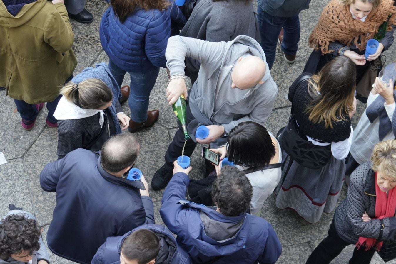 Gran ambiente en las calles de San Sebastián. Niños y mayores disfrutan de Día de Santo Tomás entre talos y txistorra.