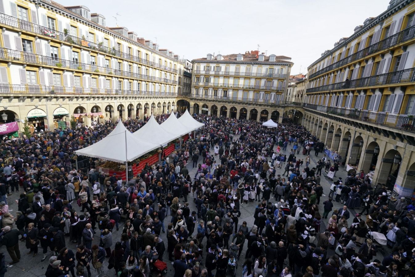 Gran ambiente en las calles de San Sebastián. Niños y mayores disfrutan de Día de Santo Tomás entre talos y txistorra.