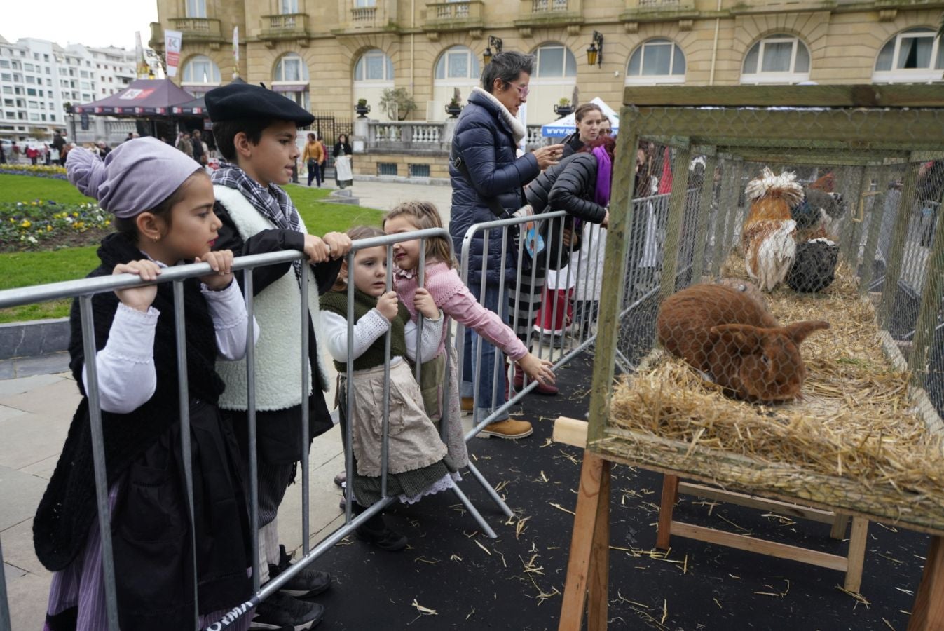 Donostia se viste de tradición y buen ambiente por Santo Tomás. Los diferentes puestos de talos y txistorra funcionan a pleno rendimiento desde primera hora, y los puestos de verduras, frutas, reposteria, pan y artesanías contribuyen a dar color a la ciudad. 