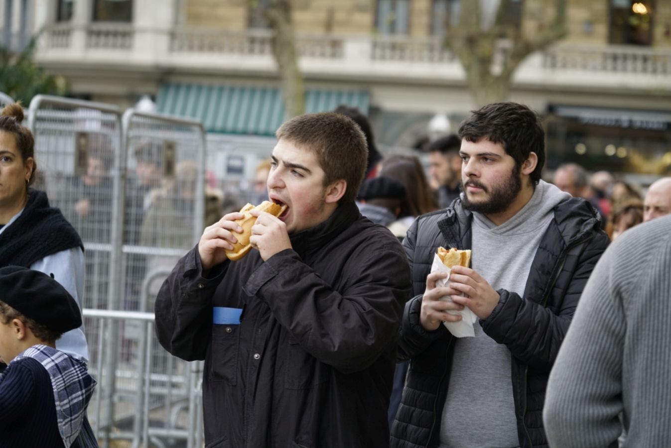 Donostia se viste de tradición y buen ambiente por Santo Tomás. Los diferentes puestos de talos y txistorra funcionan a pleno rendimiento desde primera hora, y los puestos de verduras, frutas, reposteria, pan y artesanías contribuyen a dar color a la ciudad. 
