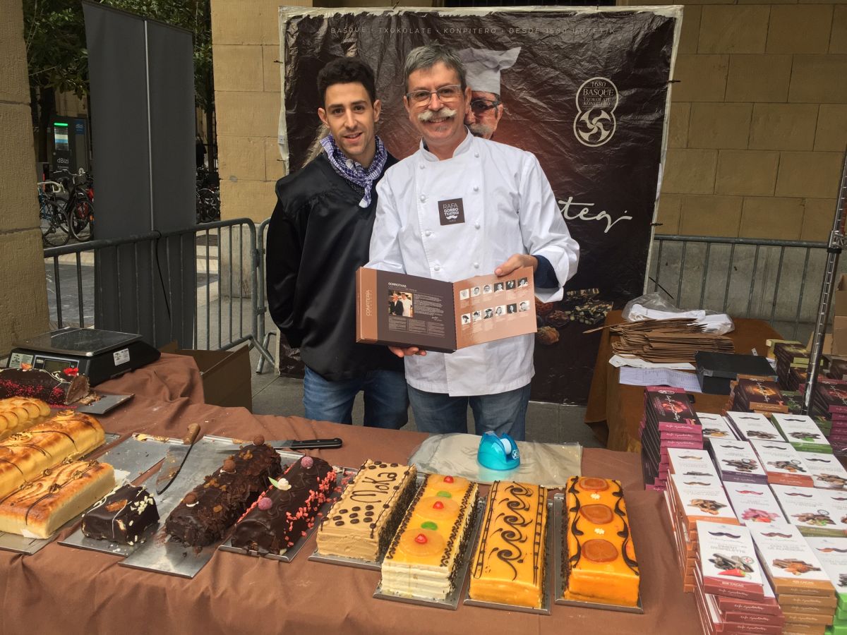 Donostia se viste de tradición y buen ambiente por Santo Tomás. Los diferentes puestos de talos y txistorra funcionan a pleno rendimiento desde primera hora, y los puestos de verduras, frutas, reposteria, pan y artesanías contribuyen a dar color a la ciudad. 