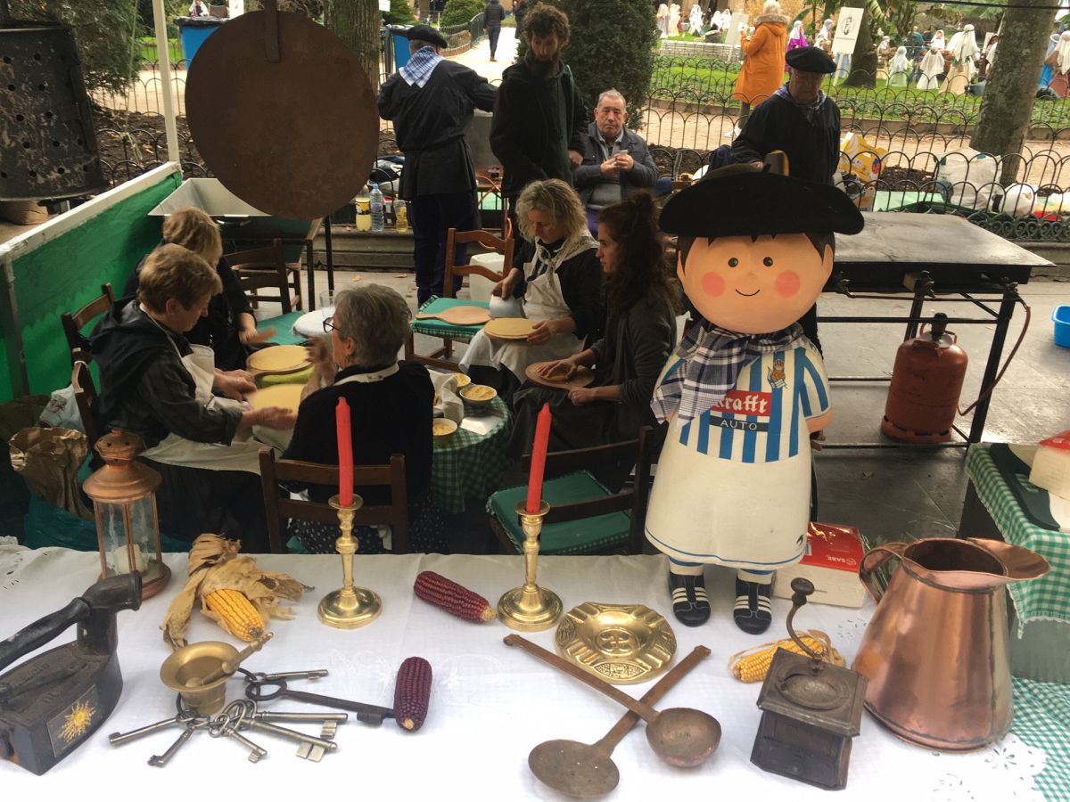 Donostia se viste de tradición y buen ambiente por Santo Tomás. Los diferentes puestos de talos y txistorra funcionan a pleno rendimiento desde primera hora, y los puestos de verduras, frutas, reposteria, pan y artesanías contribuyen a dar color a la ciudad. 
