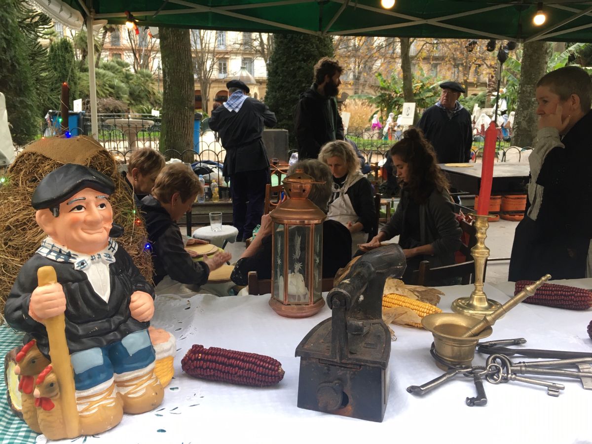 Donostia se viste de tradición y buen ambiente por Santo Tomás. Los diferentes puestos de talos y txistorra funcionan a pleno rendimiento desde primera hora, y los puestos de verduras, frutas, reposteria, pan y artesanías contribuyen a dar color a la ciudad. 
