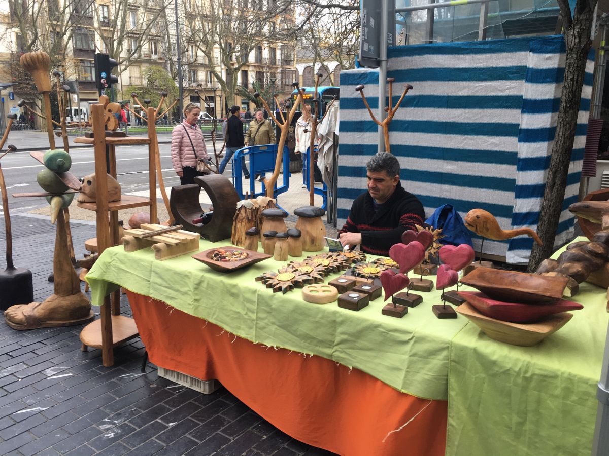 Donostia se viste de tradición y buen ambiente por Santo Tomás. Los diferentes puestos de talos y txistorra funcionan a pleno rendimiento desde primera hora, y los puestos de verduras, frutas, reposteria, pan y artesanías contribuyen a dar color a la ciudad. 