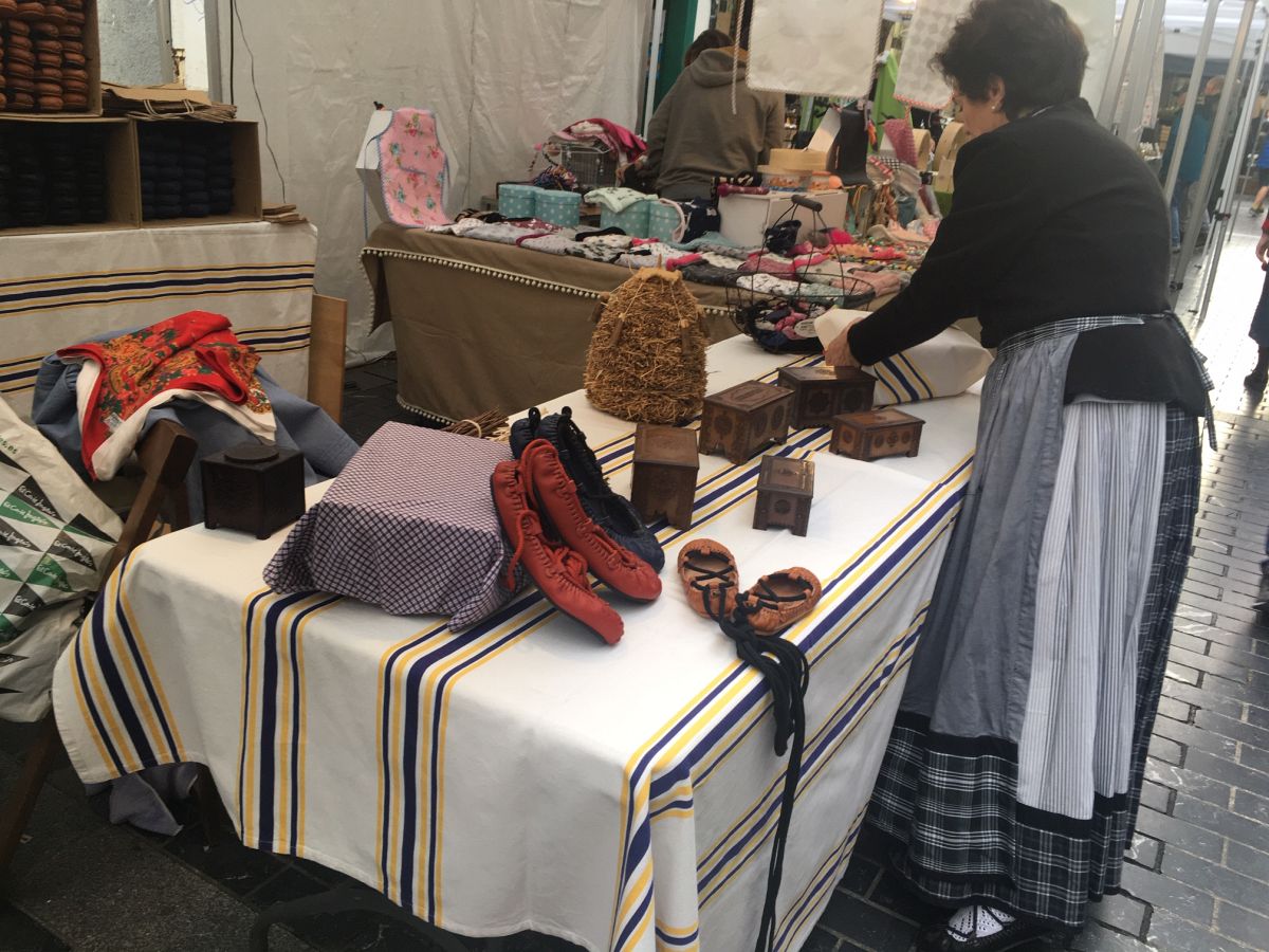Donostia se viste de tradición y buen ambiente por Santo Tomás. Los diferentes puestos de talos y txistorra funcionan a pleno rendimiento desde primera hora, y los puestos de verduras, frutas, reposteria, pan y artesanías contribuyen a dar color a la ciudad. 