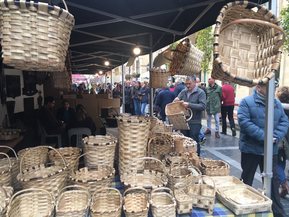 Donostia se viste de tradición y buen ambiente por Santo Tomás. Los diferentes puestos de talos y txistorra funcionan a pleno rendimiento desde primera hora, y los puestos de verduras, frutas, reposteria, pan y artesanías contribuyen a dar color a la ciudad. 