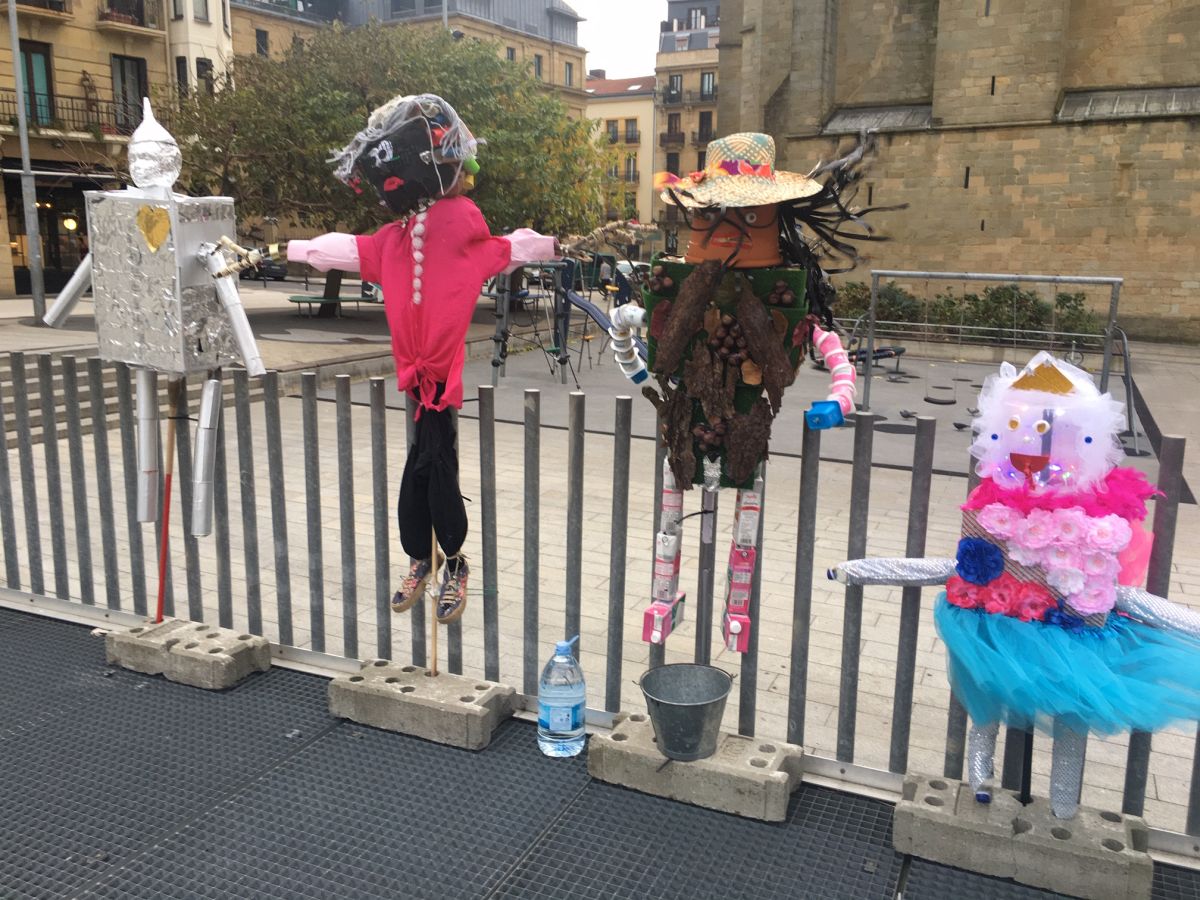 Donostia se viste de tradición y buen ambiente por Santo Tomás. Los diferentes puestos de talos y txistorra funcionan a pleno rendimiento desde primera hora, y los puestos de verduras, frutas, reposteria, pan y artesanías contribuyen a dar color a la ciudad. 