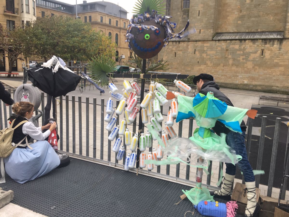 Donostia se viste de tradición y buen ambiente por Santo Tomás. Los diferentes puestos de talos y txistorra funcionan a pleno rendimiento desde primera hora, y los puestos de verduras, frutas, reposteria, pan y artesanías contribuyen a dar color a la ciudad. 