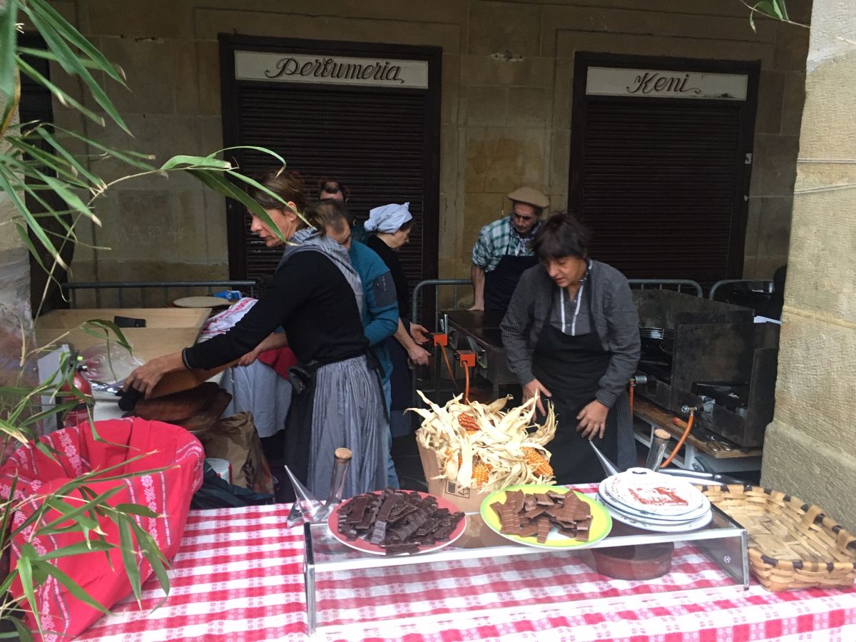 Donostia se viste de tradición y buen ambiente por Santo Tomás. Los diferentes puestos de talos y txistorra funcionan a pleno rendimiento desde primera hora, y los puestos de verduras, frutas, reposteria, pan y artesanías contribuyen a dar color a la ciudad. 