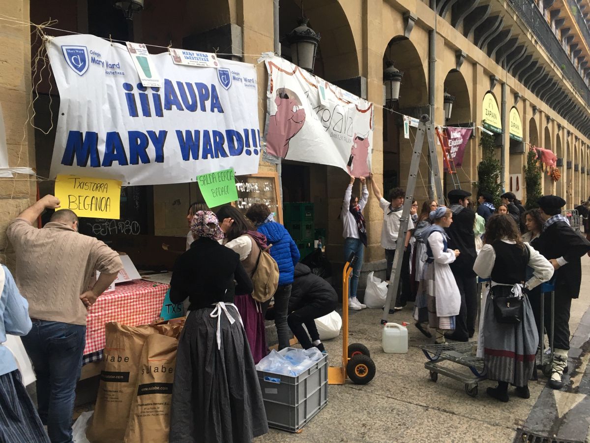 Donostia se viste de tradición y buen ambiente por Santo Tomás. Los diferentes puestos de talos y txistorra funcionan a pleno rendimiento desde primera hora, y los puestos de verduras, frutas, reposteria, pan y artesanías contribuyen a dar color a la ciudad. 