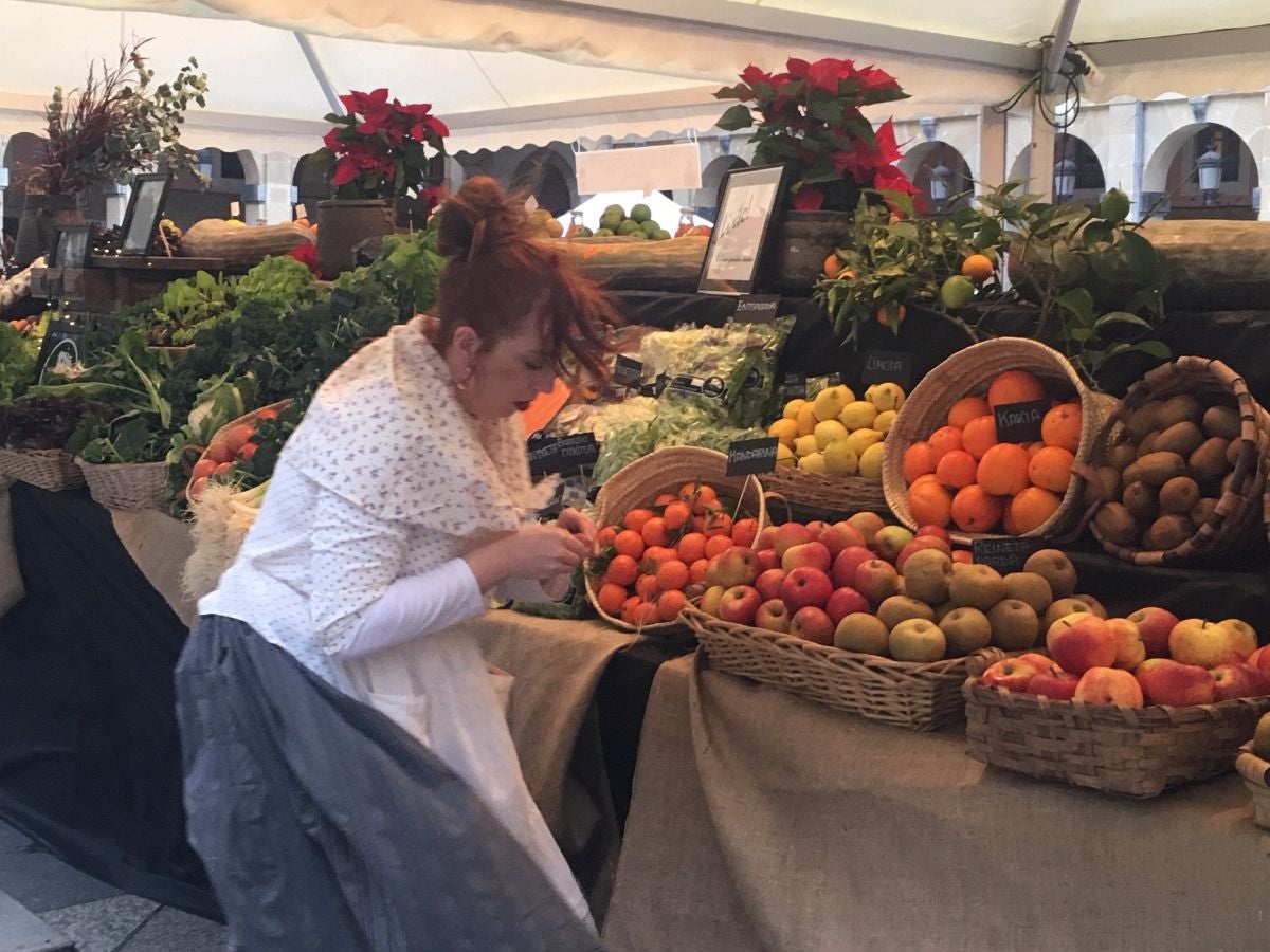 Donostia se viste de tradición y buen ambiente por Santo Tomás. Los diferentes puestos de talos y txistorra funcionan a pleno rendimiento desde primera hora, y los puestos de verduras, frutas, reposteria, pan y artesanías contribuyen a dar color a la ciudad. 