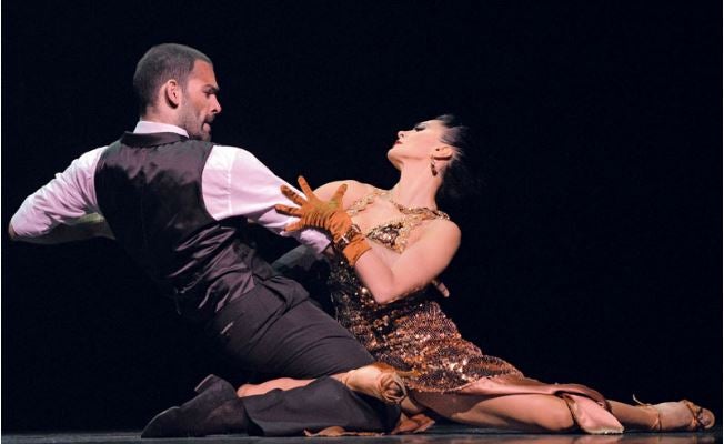 El baile es también representación del romance. Y el tango, en palabras de Bernard Shaw, es «la expresión vertical de un deseo horizontal».