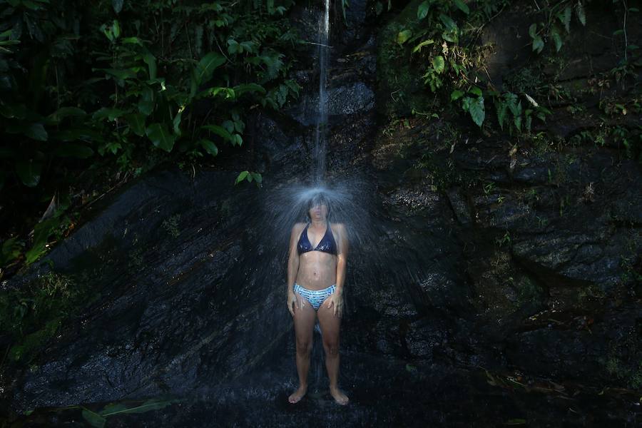 Ya ha comenzado ell verano austral. Pero las playas de Río de Janeiro ya están llenas de bañistas desde hace unas semanas. Y es que el calor aprieta. El martes los termómetros alcanzaron 40,7 grados en la zona oeste de la ciudad, en el que ha sido el día más caluroso en varios años, con una sensación térmica de 45 grados. El mar está calmado y apenas hay olas en las transparentes aguas. Las imágenes han sido tomadas en la Floresta de Tijuca, el bosque urbano más grande del mundo, y en los arenales del oeste de Río.
