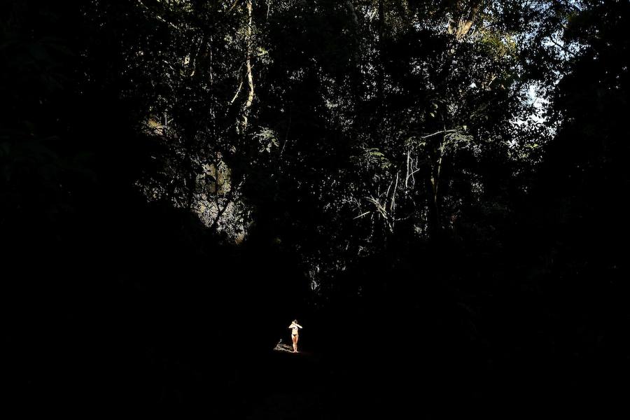 Ya ha comenzado ell verano austral. Pero las playas de Río de Janeiro ya están llenas de bañistas desde hace unas semanas. Y es que el calor aprieta. El martes los termómetros alcanzaron 40,7 grados en la zona oeste de la ciudad, en el que ha sido el día más caluroso en varios años, con una sensación térmica de 45 grados. El mar está calmado y apenas hay olas en las transparentes aguas. Las imágenes han sido tomadas en la Floresta de Tijuca, el bosque urbano más grande del mundo, y en los arenales del oeste de Río.