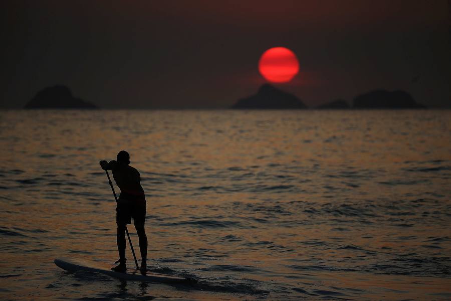 Ya ha comenzado ell verano austral. Pero las playas de Río de Janeiro ya están llenas de bañistas desde hace unas semanas. Y es que el calor aprieta. El martes los termómetros alcanzaron 40,7 grados en la zona oeste de la ciudad, en el que ha sido el día más caluroso en varios años, con una sensación térmica de 45 grados. El mar está calmado y apenas hay olas en las transparentes aguas. Las imágenes han sido tomadas en la Floresta de Tijuca, el bosque urbano más grande del mundo, y en los arenales del oeste de Río.